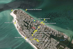 Heart shows home under huge tree, 1 block to Pine Ave, 7 minute walk to beaches