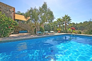 Den Pool im Blick - auch von der oberen Terrasse