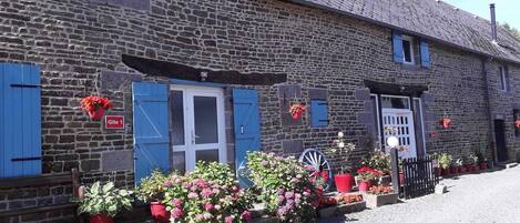 The beautiful frontage of Foxes Farm Gites. A Converted 18th century farm house.