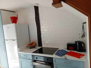 Kitchen with ceramic hoc and oven