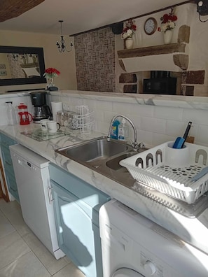 Open plan kitchen with full size dishwasher and washing machine