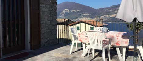 Grande terrazza con vista lago