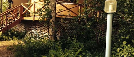 Soft sided yurt in wooded neighborhood, walking distance to downtown Talkeetna