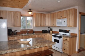 Harmony Lodge - Kitchen with 4 bar stool center island