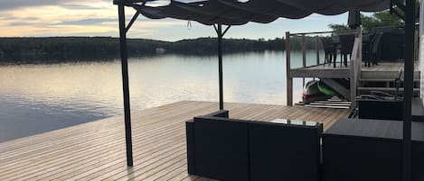 Magnifique terrasse aménagée avec gazebo,fauteuil,table,bbq et embarcations 