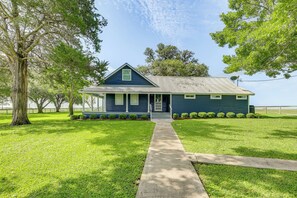 Exterior | Covered Porch