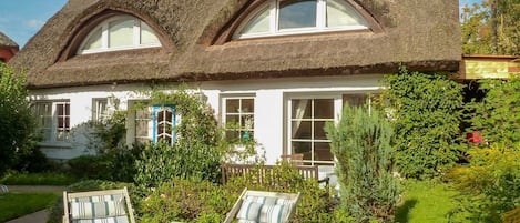 Garten und Terrasse vor dem Ferienhaus