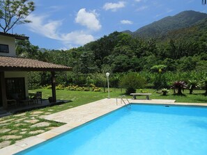 Piscina e Mata Atlântica