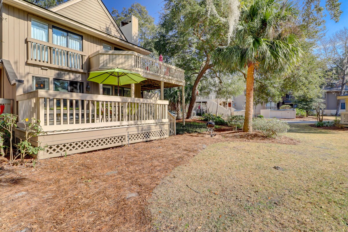 Lovely condo walkable to beach access with new deck, pool, central AC, & W/D