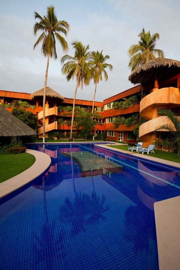 A beautifully maintained pool complete with adult lap lane.