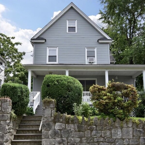 HillSide Cottage
2nd Floor 3 Bedroom apartment 