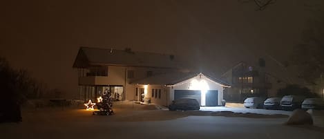 Boendets fasad - kvÀll/natt