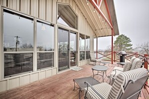 Spacious Deck w/ Seating | Grill