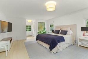 Guest bedroom (king-size bed)