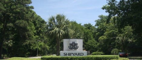 Entrance to Shipyard Plantation.