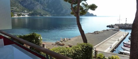 Terrasse Vue plage et marina