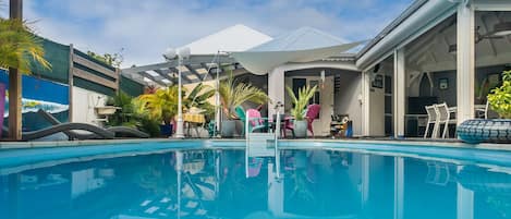 Villa ouverte sur terrasse et piscine : bons moments en famille ou entre amis !