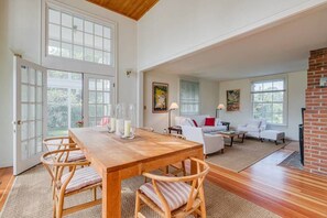 Dining room/living room