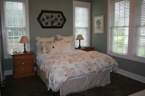 1st floor master w/queen bed