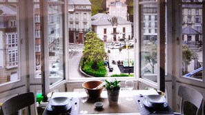 Vista del area de comedor con amplia galeria con vistas al Rio Negro y Plaza ayt