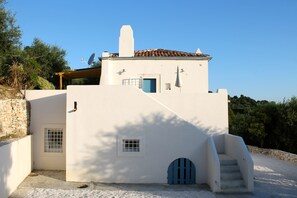 casa con corte e doccia calda esterna