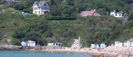 A droite la maison à louer. La plage à marée haute