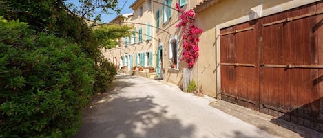 Bienvenue à la Bastide d'Estienne, vous êtes déjà en vacances!