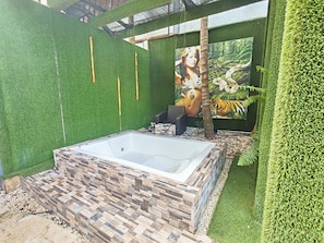 Outdoor spa tub