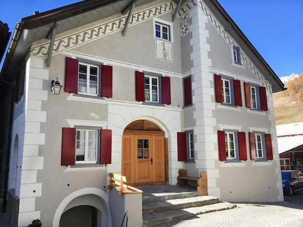 Entrance to the house and the apartments down the stairs on the left