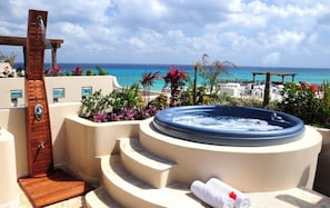 Outdoor spa tub