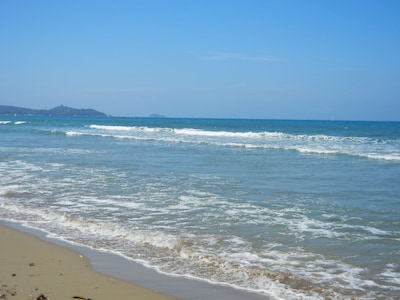 Follonica, el hermoso mar del ático luminoso Maremma a 20 metros del mar y el bosque de pinos