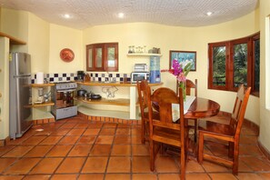 full kitchen, fully equipped, jungle views