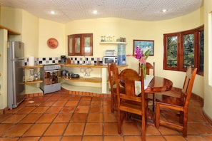 full kitchen, fully equipped, jungle views