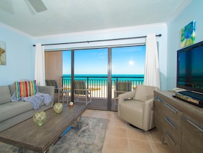 Living-room with view of the beach