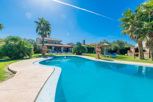 GAMUNDI finca for 8 persons in Playa de Muro www.Mallorcavillaselection.com