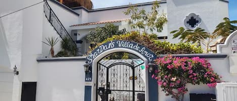 Welcome to SharDan's Villa de Amor! 