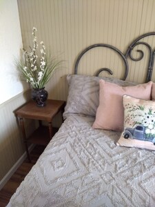 Stonewall Cottage-Romantic,  private yard, full breakfast included, sleeps 4