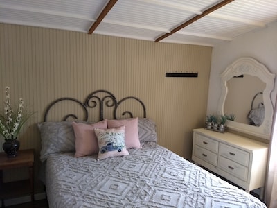 Stonewall Cottage-Romantic,  private yard, full breakfast included, sleeps 4