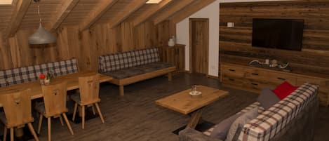 Ferienwohnung 5, Bäckeralm für 4 Personen, 2 Schlafzimmer, Balkon, 95 m²-Wohn- Esszimmer