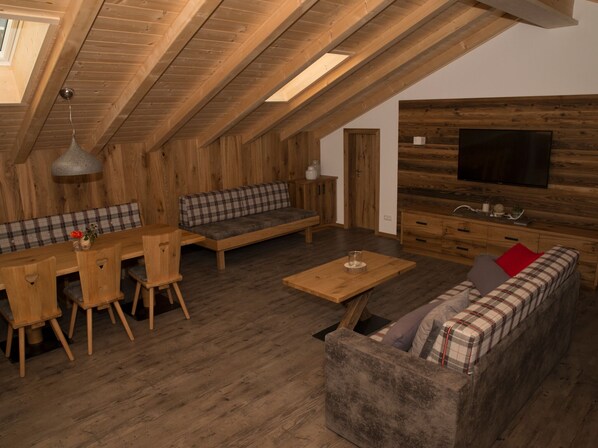 Ferienwohnung 5, Bäckeralm für 4 Personen, 2 Schlafzimmer, Balkon, 95 m²-Wohn- Esszimmer