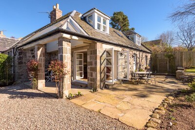 Beautiful cottage overlooking the River Tay, near St Andrews & Dundee