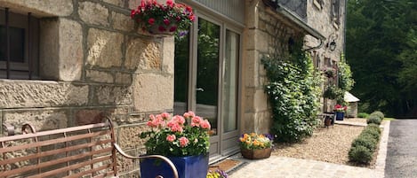 Barn entrance- l’entrée de la grange