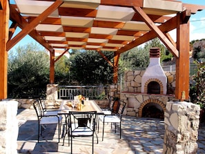 Shaded outdoor dining close to the BBQ area