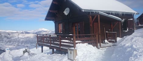 Chalet avec vue sur la vallée et sur la gauche les piste de ski