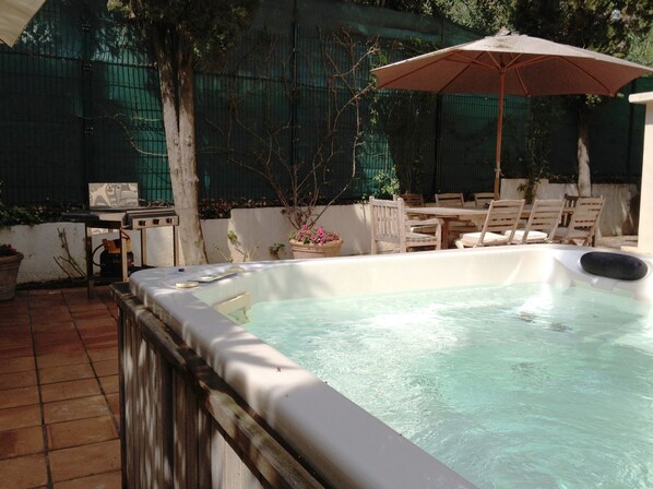 Heated Hot Tub for 4 guests