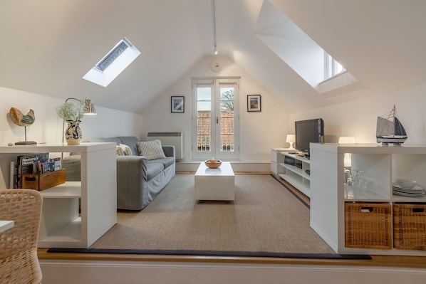 Newgate Boathouse, Wells-next-the-Sea: Open-plan living area