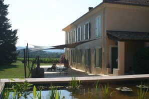 L'immense terrasse à l'abris du soleil .....
