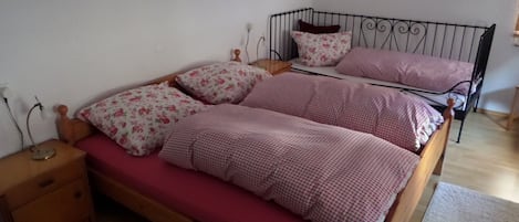 Schlafzimmer mit 3 Betten