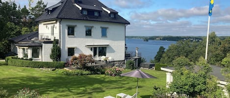 Residence with breakfast terrace and view over the Baltic Sea.