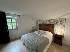 chambre lit 140 à l'étage